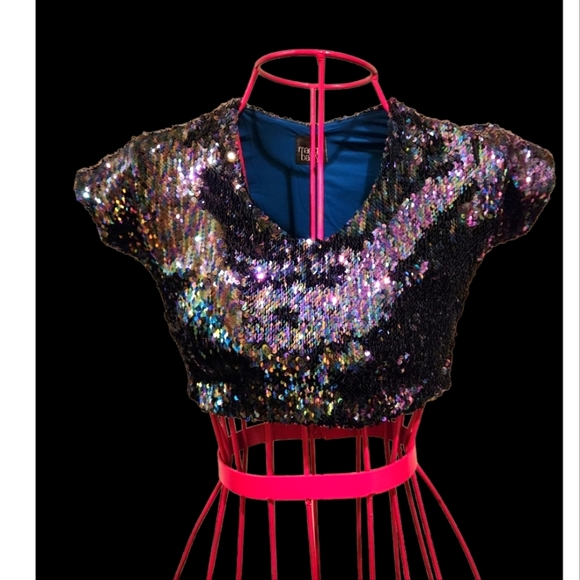 SEQUINS BLK PURPLE BLUE Metallic REVERSIBLE COLORS CROP TOP. - Picture 1 of 5